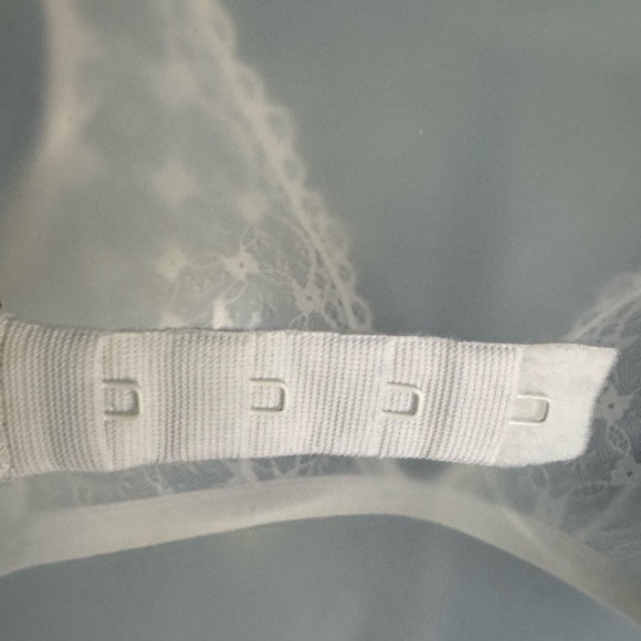 Luxury Itallian Intimissimi white lace bra/bralette, adjustable straps, 4 hooks - Picture 3 of 4